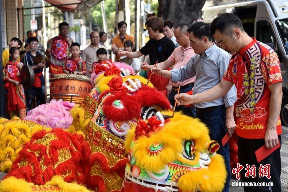 巴西首个“全华班”龙狮团:岭南流脉 南美传声