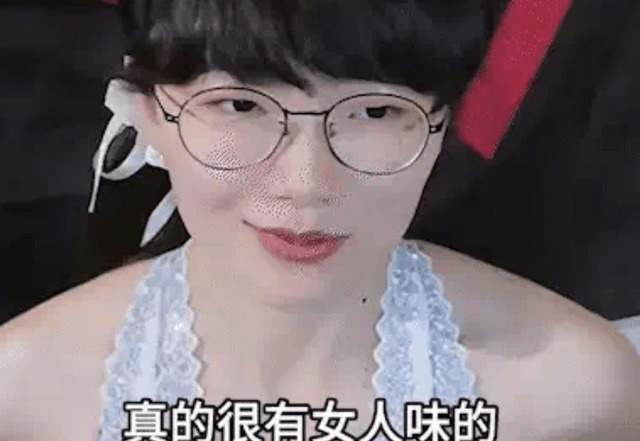 笑不活了！女版Faker穿裙看比赛，选手集体宕机，李哥出装一定有他的道理！